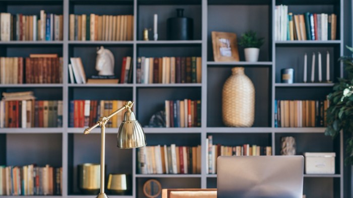 How to decorate a bookshelf in an office